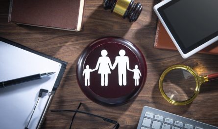 Bureau d'avocat avec dossier client, loupe et maillet symbolisant l'expertise en droit de la famille