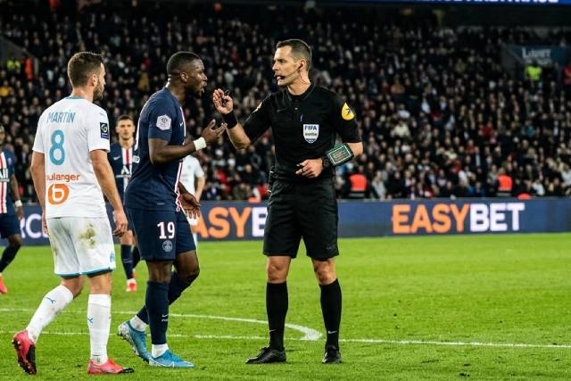 Fiction : Imaginez un football sans carton rouge, entre chaos et nouvelles règles du jeu
