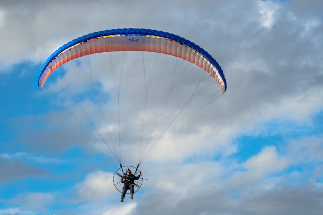 Le voyage fascinant du parachutisme : de Léonard de Vinci à nos jours