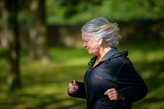 Comment encourager les seniors à pratiquer une activité physique régulière en garantissant leur sécurité ?