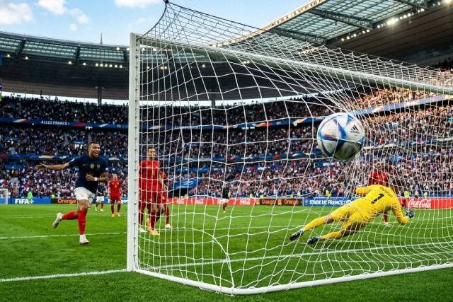 L&rsquo;importance cruciale du but au football : comprendre les enjeux d&rsquo;une stratégie gagnante